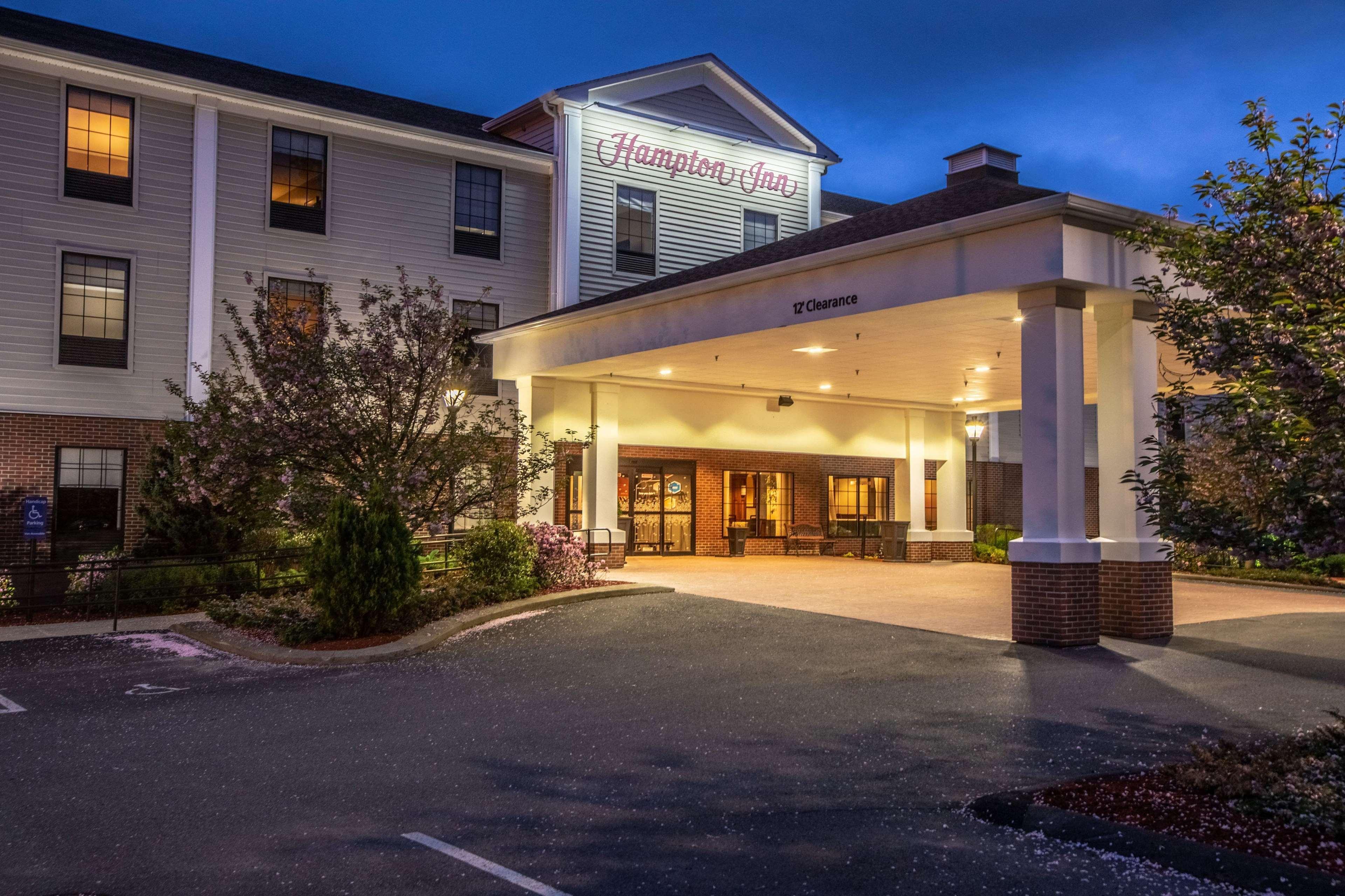 Hampton Inn Hadley-Amherst Area Exteriör bild